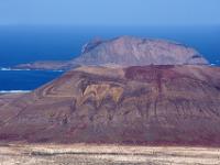 Farbige Montaña Pedro Barba und Montaña Bermeja auf Isla Graciosa